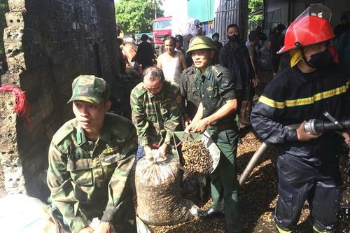 Cháy lớn tại cơ sở thu mua chế biến nông sản