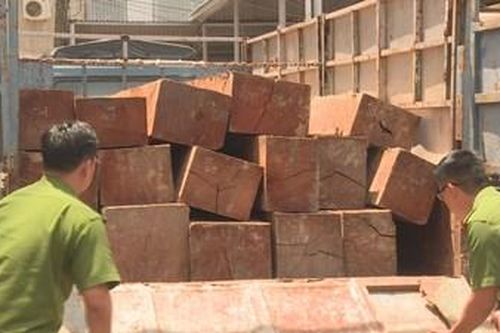 Bị phát hiện chở gỗ lậu, tài xế xe ô tô hung hãn tông vào xe Công an rồi bỏ trốn