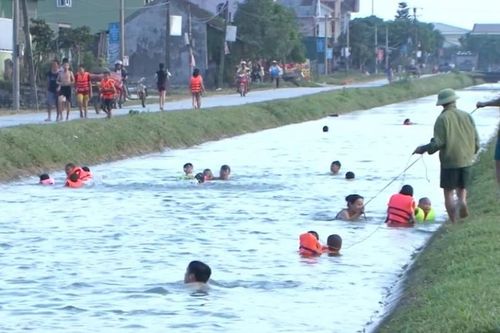Kênh thủy lợi biến thành nơi cho trẻ nông thôn học bơi