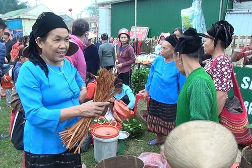 Nhộn nhịp phiên chợ vùng cao Mường Quạ