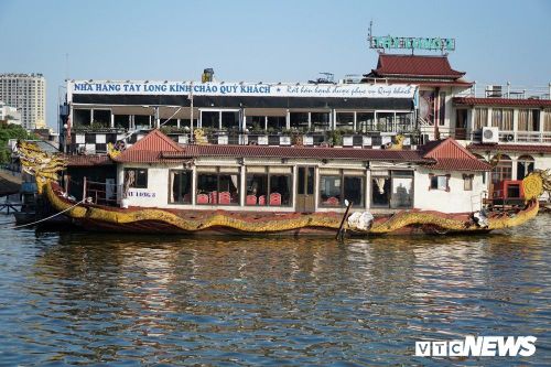 Du thuyền xa hoa một thời hoen gỉ, mục nát trên Hồ Tây
