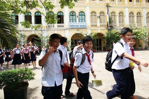 Hàng ngàn sĩ tử 'nhí' đua vào lớp 6 Trường phổ thông chuyên Trần Đại Nghĩa TP.HCM