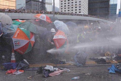 Cảnh sát Hong Kong sử dụng đạn cao su, xịt hơi cay tại cuộc biểu tình