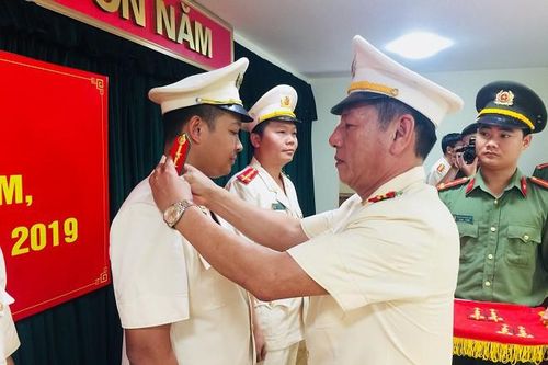 143 CBCS Công an huyện Gia Lâm được thăng cấp bậc hàm, nâng lương