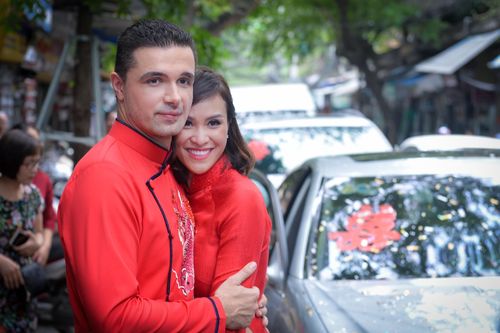 Bạn trai Tây và người mẫu Phương Mai tình cảm trong ngày ăn hỏi