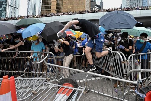 Biểu tình rúng động Hong Kong khiến các doanh nghiệp lớn hoang mang