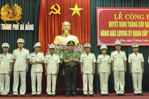 Cấp bậc hàm càng cao, trách nhiệm càng nặng nề