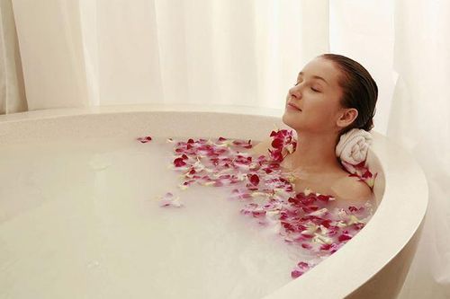 Những điều không nên làm khi tắm ngày nắng nóng để tránh đột tử