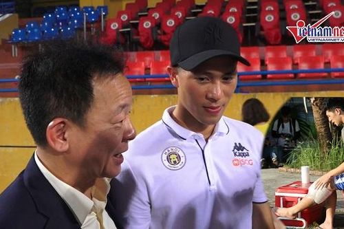 Bầu Hiển ôm chặt Đình Trọng: 'Con phải cố gắng vì con là tài sản quốc gia!'