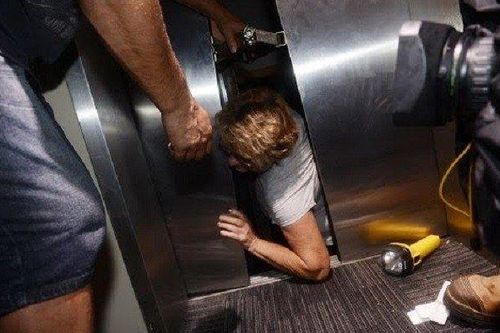 Những điều 'tối kỵ' khi mắc kẹt thang máy