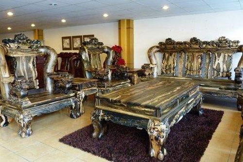 Trầm trồ ngắm bộ bàn ghế gỗ mun hoa quý hiếm, 15 'bàn tay vàng' mất hơn 1 năm chế tác