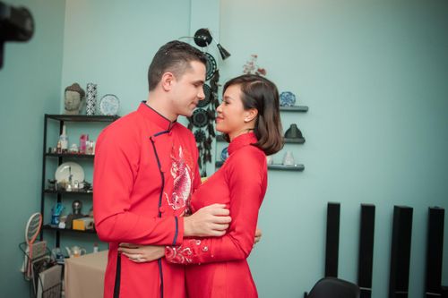 Chồng Tây tay trong tay bên Phương Mai trong lễ ăn hỏi