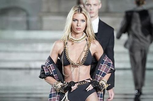 Thiên thần Victoria's Secret bị chê quá gầy khi mặc hở trên sàn diễn