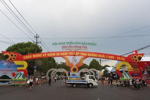 Khai mạc Hội chợ triển lãm sản phẩm núi Ấn sông Trà năm 2019