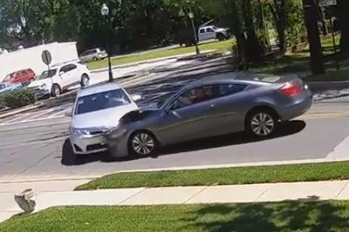 Honda Accord 'đấu đầu' Toyota Camry đang sang đường