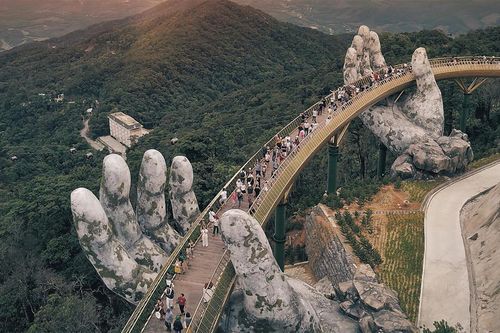 Dạo bước trên mây tại Cầu Vàng ở Bà Nà Hills