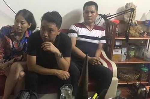 Khởi tố đối tượng mua bán sừng tê giác