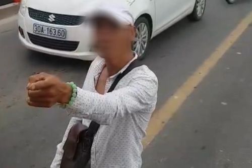 Clip: Thanh niên nghi ngáo đá, cầm hung khí chặn đầu xe bus giữa cầu Chương Dương