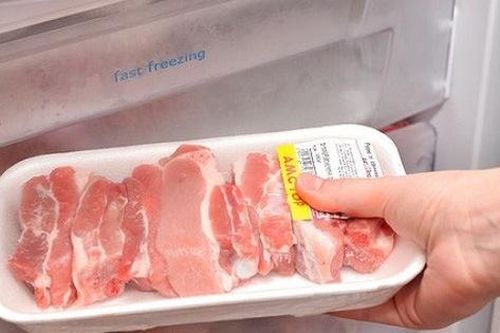 Đựng thịt vào thứ này rồi vô tư cho vào tủ lạnh bảo quản: Chị em tưởng tốt hóa ra lại khiến cả nhà mắc bệnh