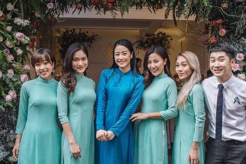 Chồng của MC Phí Linh lần đầu lộ diện, hạnh phúc hôn má cô dâu trong ngày ăn hỏi