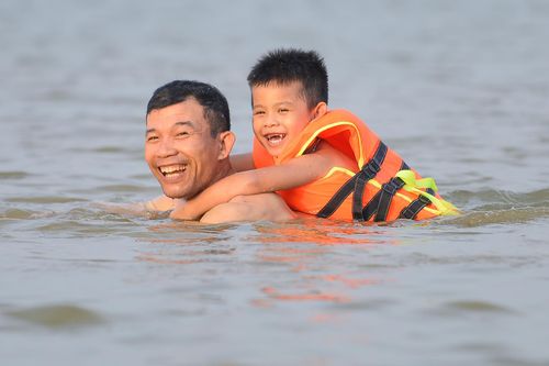 Cao điểm nắng nóng, người Hà Nội đưa con ra sông tập bơi