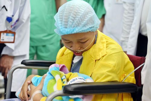 Rơi nước mắt sản phụ ung thư giai đoạn cuối lần đầu được ôm con