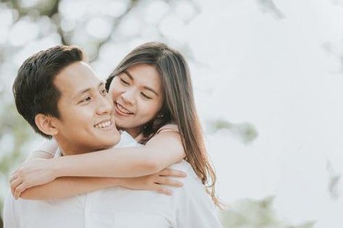 Dẫn chồng cùng đi họp lớp để rồi sau đó tôi chết đứng khi thấy anh và cô bạn cũ của mình ôm chặt lấy nhau trong góc tối