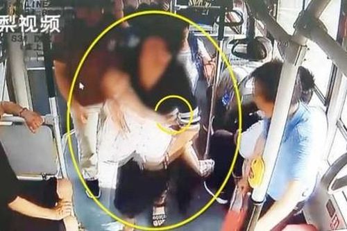 Tài xế xe bus bỏ qua 13 trạm dừng, vượt 3 đèn đỏ để đưa 1 cháu bé tới bệnh viện, và câu chuyện chỉ có trên phim