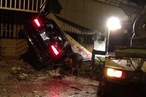 Hiện trường xe Mercedes tông liên tiếp 3 nhà dân bên đường