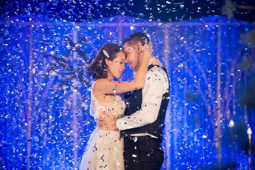 MC sexy nhất showbiz Việt mặc váy cưới ren xẻ sâu nóng bỏng, hôn chồng ngọt ngào