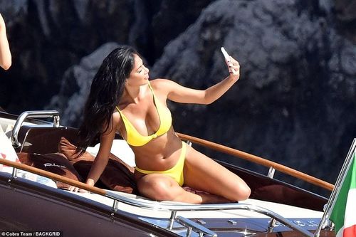 Nicole Scherzinger diện bikini vàng rực rỡ, khoe dáng 'bốc lửa' trên du thuyền