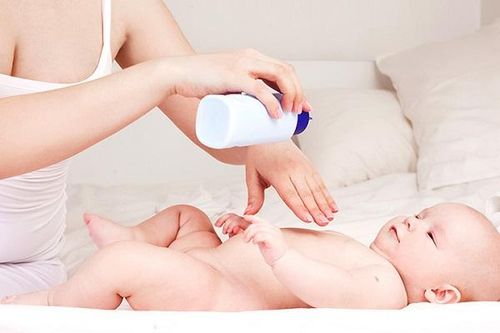Sử dụng phấn rôm cho trẻ sơ sinh làm tăng nguy cơ mắc ung thư phổi