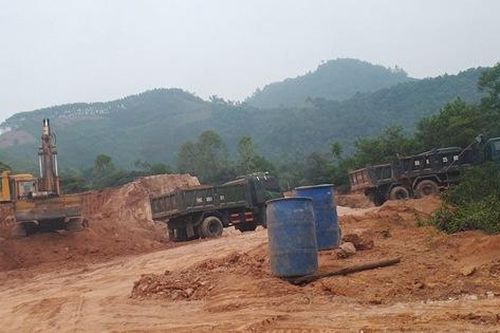Tam Nông - Phú Thọ: Lợi dụng san gạt đường đi để khai thác khoáng sản trái phép?