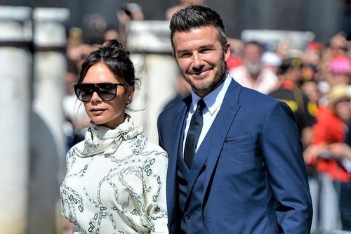 Victoria Beckham sang trọng, vợ Nick Jonas mặc cá tính tuần qua