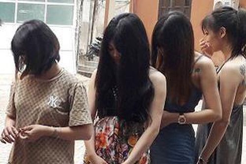 9 cô gái bay lắc cùng hơn chục nam thanh niên trong quán karaoke