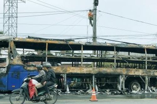 Sóc Trăng: Xe ô tô khách bốc cháy khi đang di chuyển trên Quốc lộ 1A