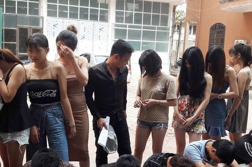 Đột kích quán karaoke phát hiện nhóm 'dân bay' mở nhạc lớn chơi ma túy