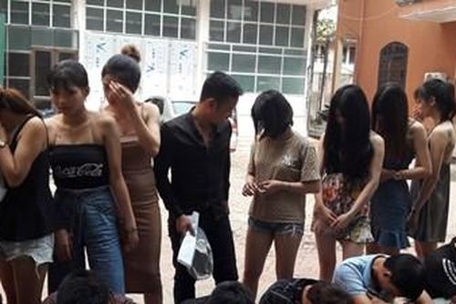 Phát hiện 9 thiếu nữ thác loạn với 15 thanh niên trong karaoke Bạch Dương