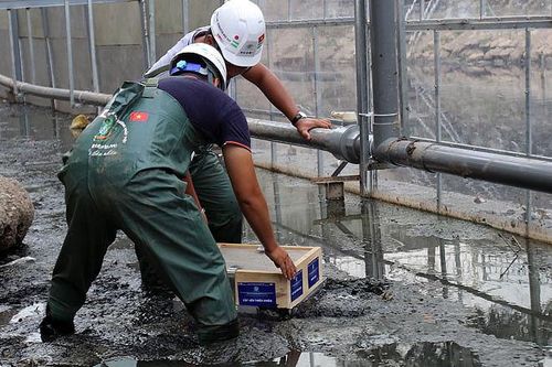 Chuyên gia Nhật Bản trình diễn xử lý bùn sông Tô Lịch thành khí CO2 và nước