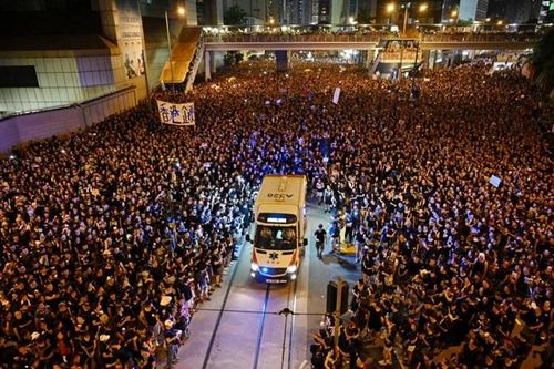 Video 'biển người' biểu tình ở Hong Kong nhường đường cho xe cứu thương gây sốt mạng xã hội