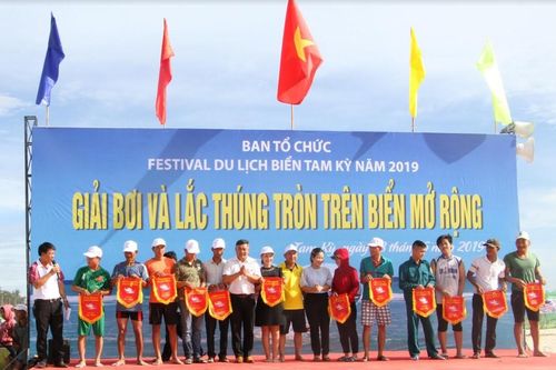 Festival du lịch biển Tam Kỳ: Sôi động giải thi bơi và lắc thúng