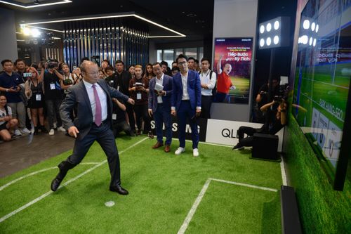 HLV Park Hang-seo trổ tài chơi game đá bóng trên TV QLED 8K