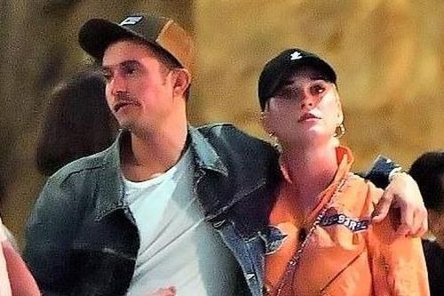 Orlando Bloom ôm hôn Katy Perry trong công viên