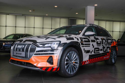 Cận cảnh SUV điện Audi e-tron đầu tiên xuất hiện tại VN