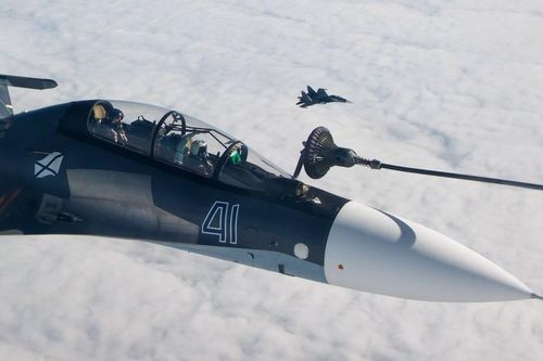 Cận cảnh SU-35 Nga tiếp nhiên liệu trên không