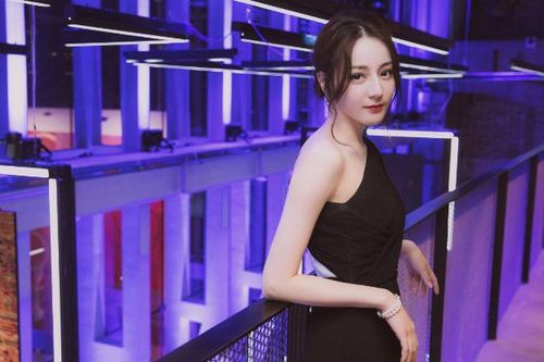 Quá xinh đẹp tại sự kiện, Địch Lệ Nhiệt Ba ngay lập tức lọt top 1 tìm kiếm trên Weibo