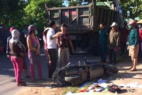 Mẹ tử vong, hai con bị thương sau vụ va chạm với xe tải