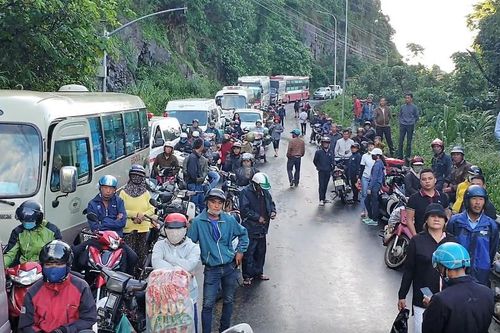 Dòng xe ách tắc 20 km vì đèo Bảo Lộc sạt lở