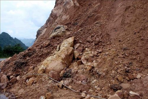 Đất đá vùi lấp hàng chục mét đường đèo Bảo Lộc