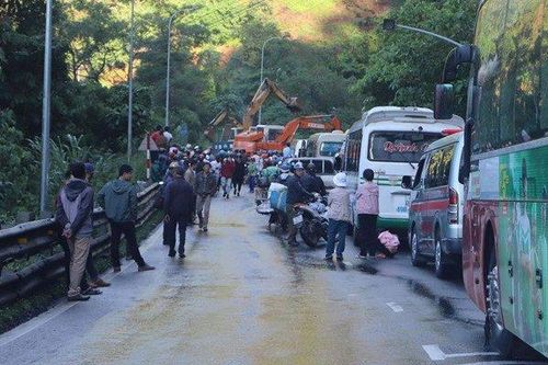 Sạt lở sau mưa lớn ở đèo Bảo Lộc, giao thông ùn tắc hơn 20 km